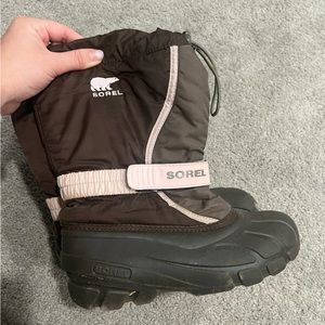 Size 5 kids. 7w. Sorel winter boots! Pink & Brown 🩷